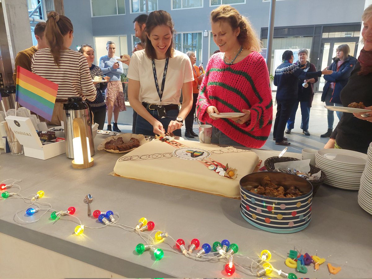 Happy #PolarPrideDay from the Arctic! 🏳️‍🌈 🐻‍❄️🐧 We're celebrating at @NorskPolar and this time the whole @Framcentre - fantastic seeing enthusiasm and support once again! #PolarPride2023 #DiversityinPolarScience