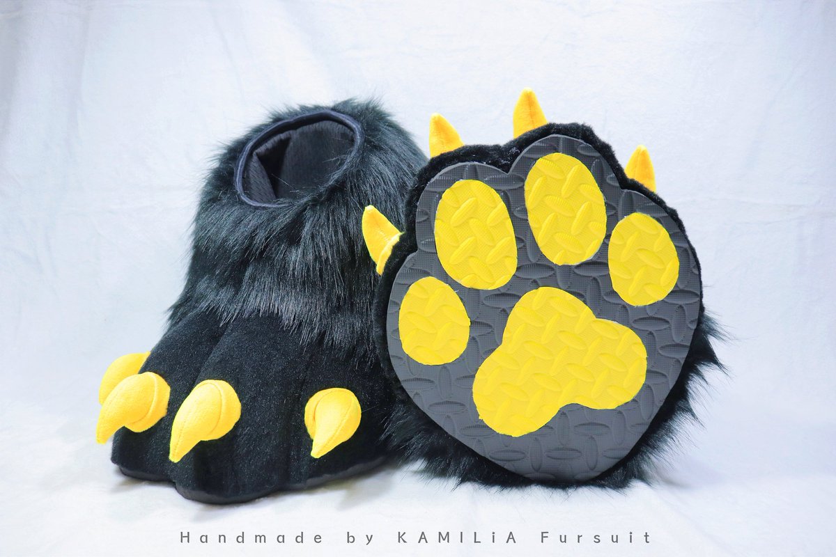 KAMIIKAMIIIIII's tweet photo. 🌟 Outdoor feetpaw commission finished for @WEEDCATDOU 🐾

✨  Every step is carefully handmade 🔥<(￣︶￣)>

🌷 Thank you for choosing us 🌷

Happy #FursuitFriday !!
#KAMILiAFursuit #Fursuit #Costume https://t.co/Ht1hC2NOHG