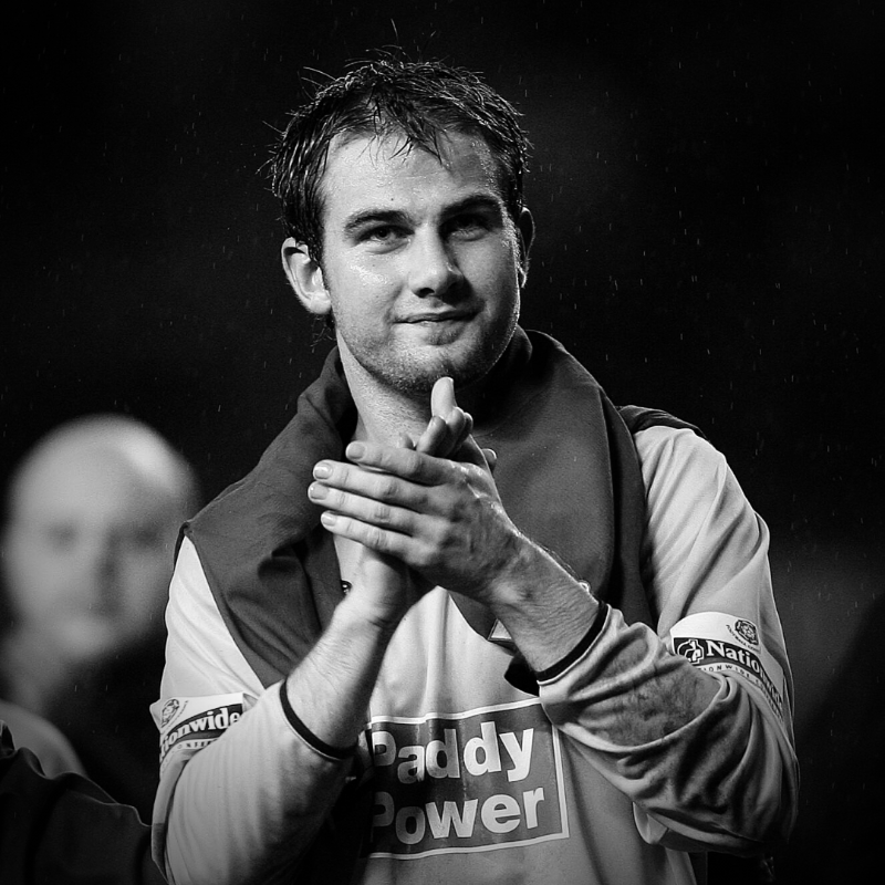 burtonalbionfc's tweet photo. 💛🖤Everyone at Burton Albion was shocked and saddened by the news of the death of our former player Dale Anderson at the age of just 44.

#BAFC

Click to read more 👇👇👇