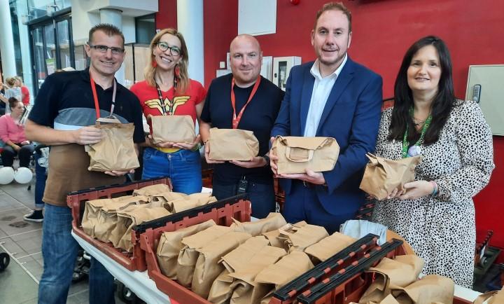 SwanseaCouncil's tweet photo. Groups and organisations in Swansea providing free food for school aged children during the holidays, free or subsidised activities or who are opening their doors to offer a warm welcome to residents, can still apply for funding to support their work.
https://t.co/9Y4eLWSaer https://t.co/nRX5JZAmGQ