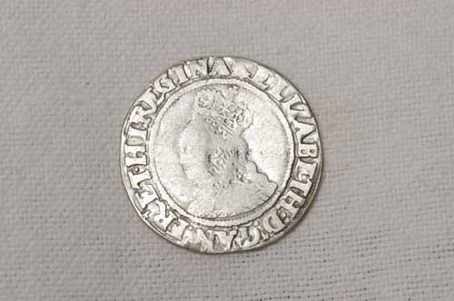 EFDMuseum's tweet image. On this day in 1558, Elizabeth I, aged 25, ascended the English throne after her half-sister, Queen Mary died. This silver shilling was one of many found in Theydon Mount in the 1970s. #OTDIH #QueenElizabethI #Tudors