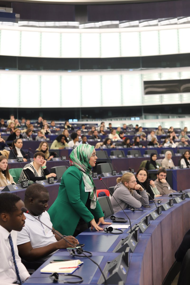 EMStrasbourg's tweet photo. Durant toute la conférence, nos étudiants ont pu utiliser le système de vote de l'hémicycle en répondant à des questions sur les enjeux climatiques et poser directement leurs questions aux intervenants. https://t.co/IwA71eyUQ2