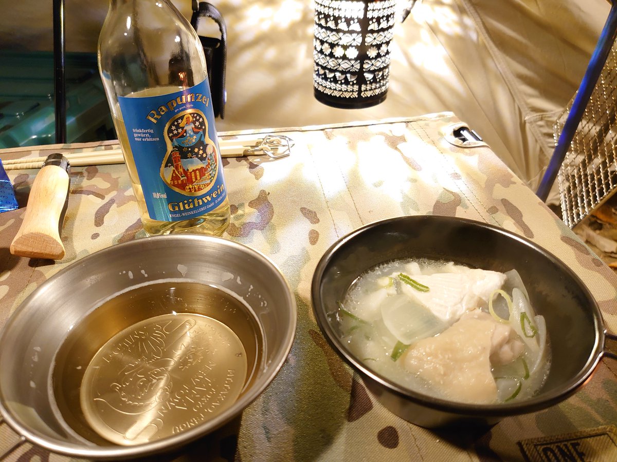 Zanzi_DLxt's tweet photo. カルディのホットワインが飲みたくて…(これなら甘くて飲めそうw)
鶏だし鍋にカマンベール入れて無理くりイタリアンに🤣
ワイン、鍋ともに美味かった🏆️
冬キャンはカルディのホットワインが１軍になった

#foxbaseevo
#futurefox
#薪ストーブ
#ソロキャンプ https://t.co/47MA67TrIx