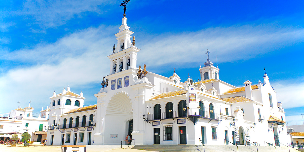 The pilgrimage ends at the #VirgendelRocíoShrine, a beautiful construction in the Andalusian Barroque style. 😊

It's full of beautiful art inside, and holds a museum for visitors. 😮 Have you ever been here?

👉 bit.ly/46srWmc

#VisitSpain #SpainEvents @viveandalucia