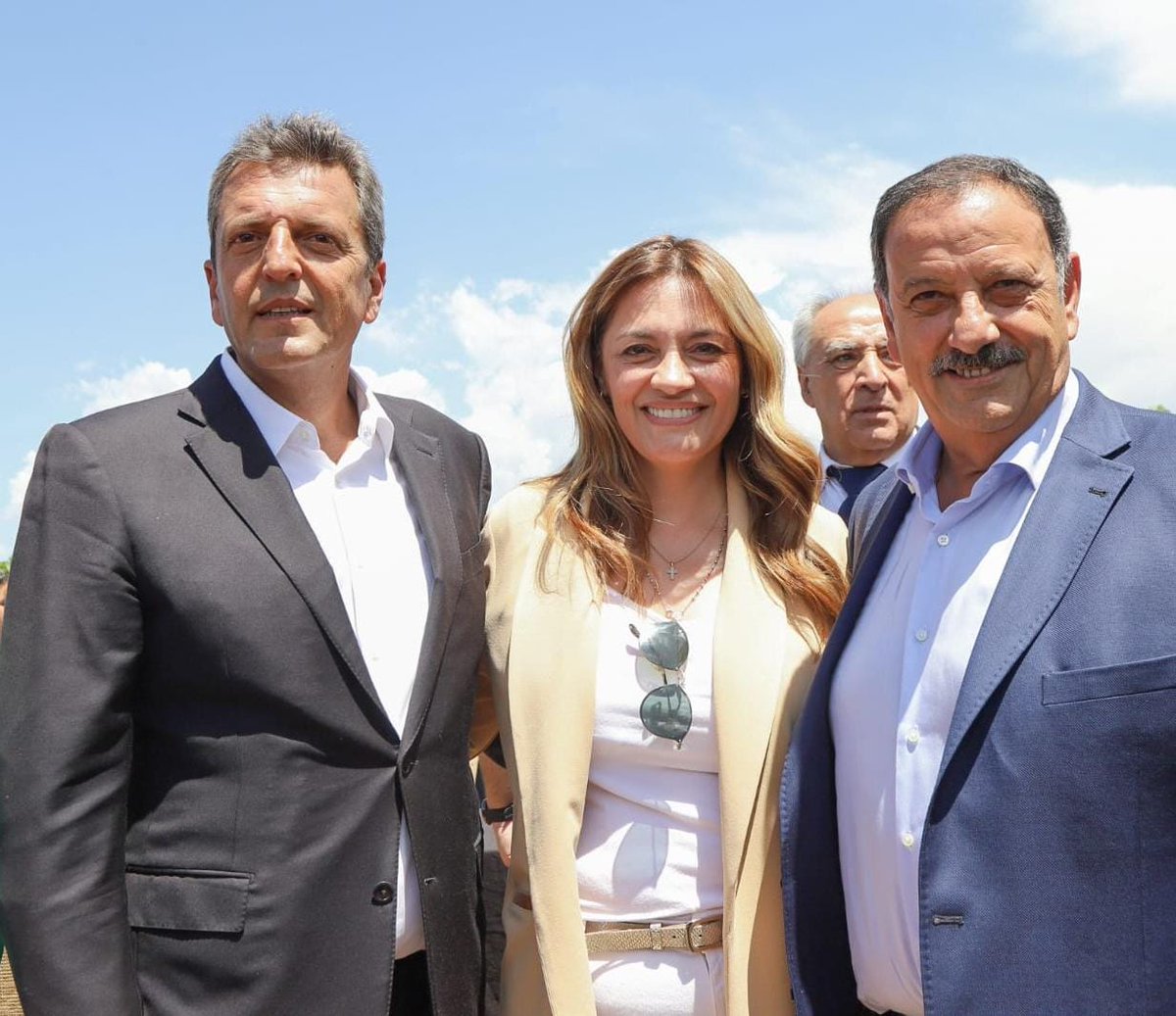 🗳️ Este domingo tenemos la responsabilidad de elegir quien presidirá la Argentina por los próximos 4 años, como riojanas y riojanos necesitamos de un proyecto nacional dispuesto a corregir los errores del pasado, para acompañar el crecimiento y el desarrollo de nuestra Rioja.