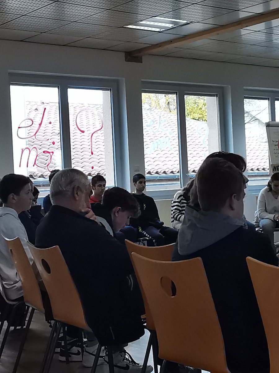JeanRostandGers's tweet photo. Les élèves de 3eme du @JeanRostandGers participent à la conférence-spectacle #XYetmoi par la #compagniedelan01. Une occasion d'ouvrir le débat sur l'adolescence, les clichés homme-femmes, l'égalité des genres. ⚧🚻
#couleurrose #inegalité #inegalité #questionsdegenre https://t.co/BA1I3WPTI7