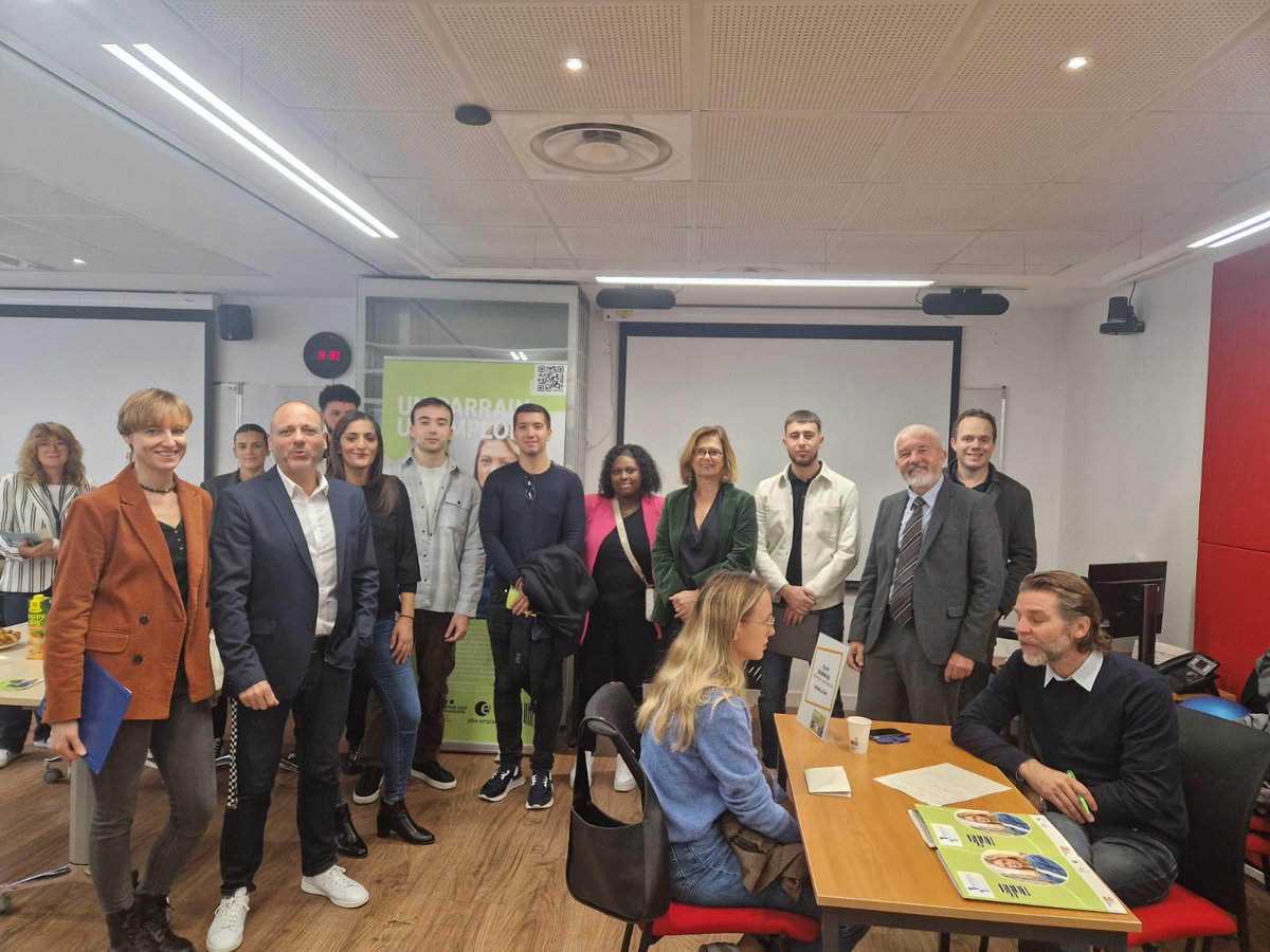 FTravail_06's tweet photo. Le #ParrainageTour2023 en partenariat avec la @MaRegionSud et en présence de @Ph_Grell, responsable local de la Région Sud s’est déroulé ce matin. 
@poleemploi_paca @ghislaineellena @VilledeNice @heleneblanc06  #unparrainunemploi #paca #parrainage #Emploi #poleemploi #jeunes https://t.co/JmRTLpDLev