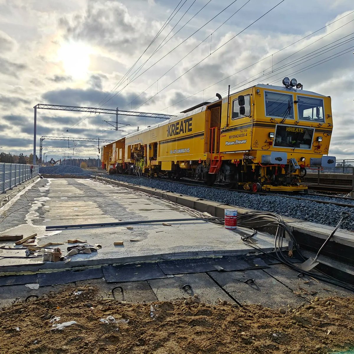 KreateOy's tweet photo. Kytömaan ja Ainolan välinen ratahankkeemme etenee hyvässä tahdissa: olemme rakentaneet alkuperäistä aikataulua nopeammin ja kesäkuussa suljettu itäinen raide palautettiin liikenteelle tänään etuajassa 💪

Hommat jatkuvat hyvässä yhteistyössä @vaylafi kanssa 🤩
#KreateOy #radalla https://t.co/P61Y3fzwLu