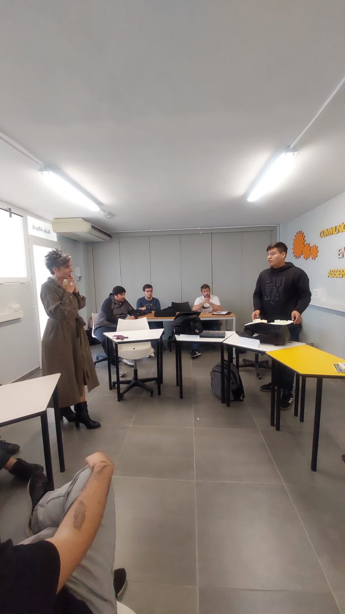 iescamas's tweet photo. El Aula APE de #iescamas seguimos sumergidos en el gran mundo del emprendimiento, nadando entre herramientas y metodologías ágiles. Winnova. #emprendimiento #camas https://t.co/89QkOw29Fl