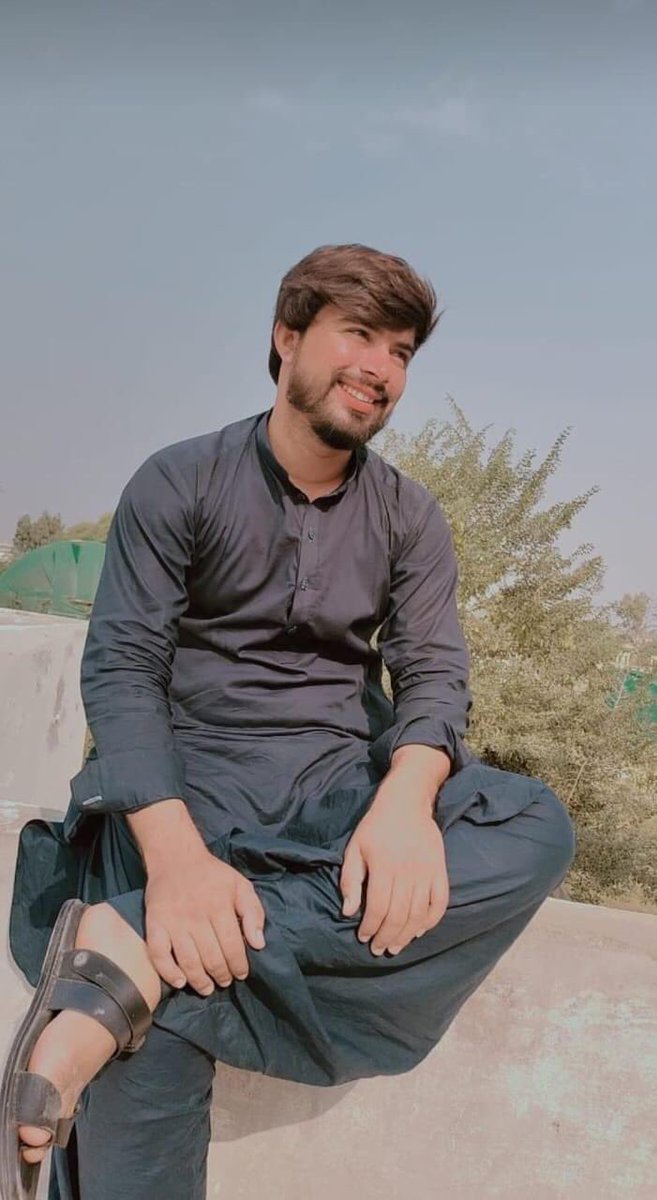 Shabbir_Baloch's tweet photo. لسبیلہ یونیورسٹی آف ایگریکلچر واٹر اینڈ میرین سائنسز میں36 طلباءکی گرفتاری کیخلاف کل شام سے یورنیورسٹی احاطے میں احتجاجی مظاہرہ جاری تھا کہ آج سمیر بلوچ کو یونیورسٹی کے اندر سے جبری طور پر لاپتہ کیا گیا اگر طلباء کو کچھ ہوا تو اس کیخلاف سخت ردعمل دیا جائے گا!
#SaveBalochStudents https://t.co/ZSTGv6mqKm