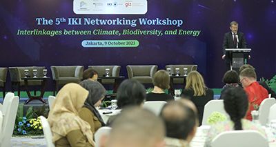 Climate, biodiversity & energy are closely linked. At the 5th IKI networking workshop in Indonesia organisations, #IKIprojects & ministry representatives discussed these interlinkages & learned from each other. Find out more ➡ buff.ly/3sCYjzQ @giz_gmbh @GIZIndonesia