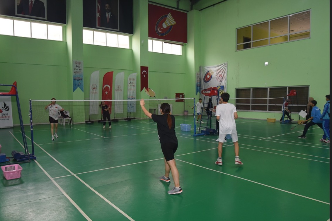 ASHB_COCUK's tweet photo. 8. Türkiye Badminton Şampiyonası tüm heyecanıyla başladı.

Bakanlığımız, @gencliksporbak ve @TurkBadFed  işbirliğiyle 17-19 Kasımda Ankara’da gerçekleştirilecek olan şampiyonada 142 çocuğumuz yarışacak. Hepsine başarılar diliyoruz. Kazanan dostluk olacak❤️🤍

@tcailesosyal https://t.co/mxBoW0hFhJ