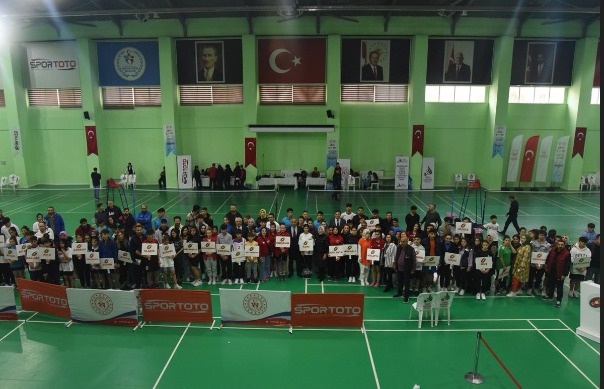 8. Türkiye Badminton Şampiyonası tüm heyecanıyla başladı.

Bakanlığımız, <a href="/gencliksporbak/">Gençlik ve Spor Bakanlığı 🇹🇷</a> ve <a href="/TurkBadFed/">Türkiye Badminton Federasyonu</a>  işbirliğiyle 17-19 Kasımda Ankara’da gerçekleştirilecek olan şampiyonada 142 çocuğumuz yarışacak. Hepsine başarılar diliyoruz. Kazanan dostluk olacak❤️🤍

<a href="/tcailesosyal/">T.C. Aile ve Sosyal Hizmetler Bakanlığı</a>