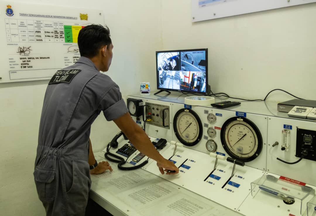 NavySDK's tweet photo. Cawangan Selam MAWILLA 2 terima lawatan Jabatan Pembedahan AM HDOK untuk melihat Recompression Chamber hari ini. Kunjungan ini merupakan langkah awal bagi memulakan kerjasama antara hospital &amp; #NavySDK dalam menyediakan perkhidmatan rawatan penjagaan luka (adjunctive therapy). https://t.co/9y8scJ7mX5