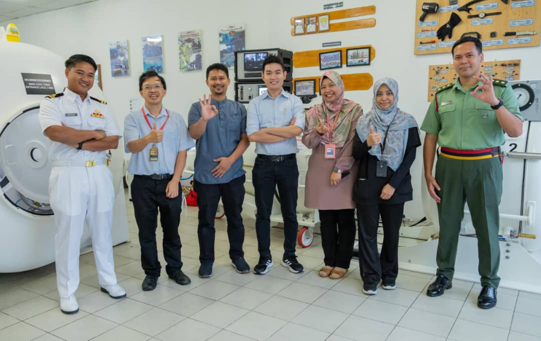 NavySDK's tweet photo. Cawangan Selam MAWILLA 2 terima lawatan Jabatan Pembedahan AM HDOK untuk melihat Recompression Chamber hari ini. Kunjungan ini merupakan langkah awal bagi memulakan kerjasama antara hospital &amp; #NavySDK dalam menyediakan perkhidmatan rawatan penjagaan luka (adjunctive therapy). https://t.co/9y8scJ7mX5
