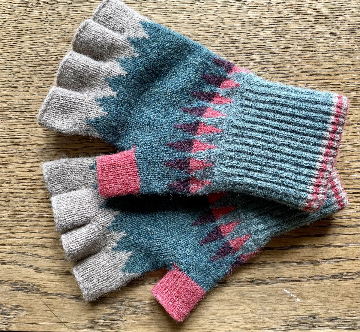 I fell in love with these little beauties by ⁦<a href="/eribeknitwear/">ERIBÉ Knitwear</a>⁩ the minute I spotted them, so treated myself💕 These will definitely not be dog walking gloves!