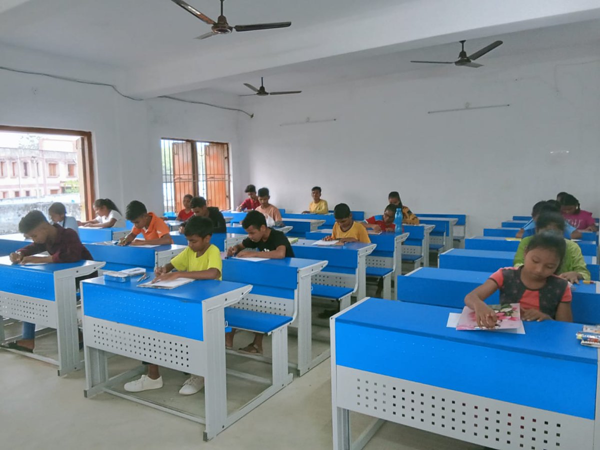 EmrsChandrapur's tweet photo. #JanjatiyaGauravDivas2023
- #ViksitBharatSankalpYatra
- #EmpoweringTribalsTransformingI
Painting competition is conducted in Emrs Chandrapur https://t.co/8h97tygH9S