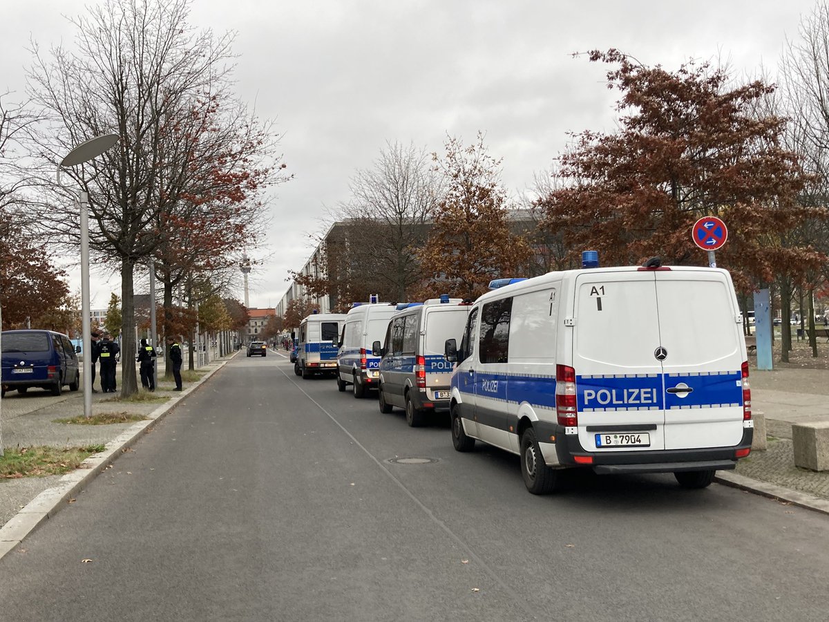 Glitzer_Krawall's tweet photo. #Berlin - Hauptstadt von #shameonyouGermany , wo Diktatoren noch ordentlich bei ihren Besuchen geschützt werden.
#stopErdogan #ErdoganNotWelcome #smashturkishfascism https://t.co/IdrB4S3E45