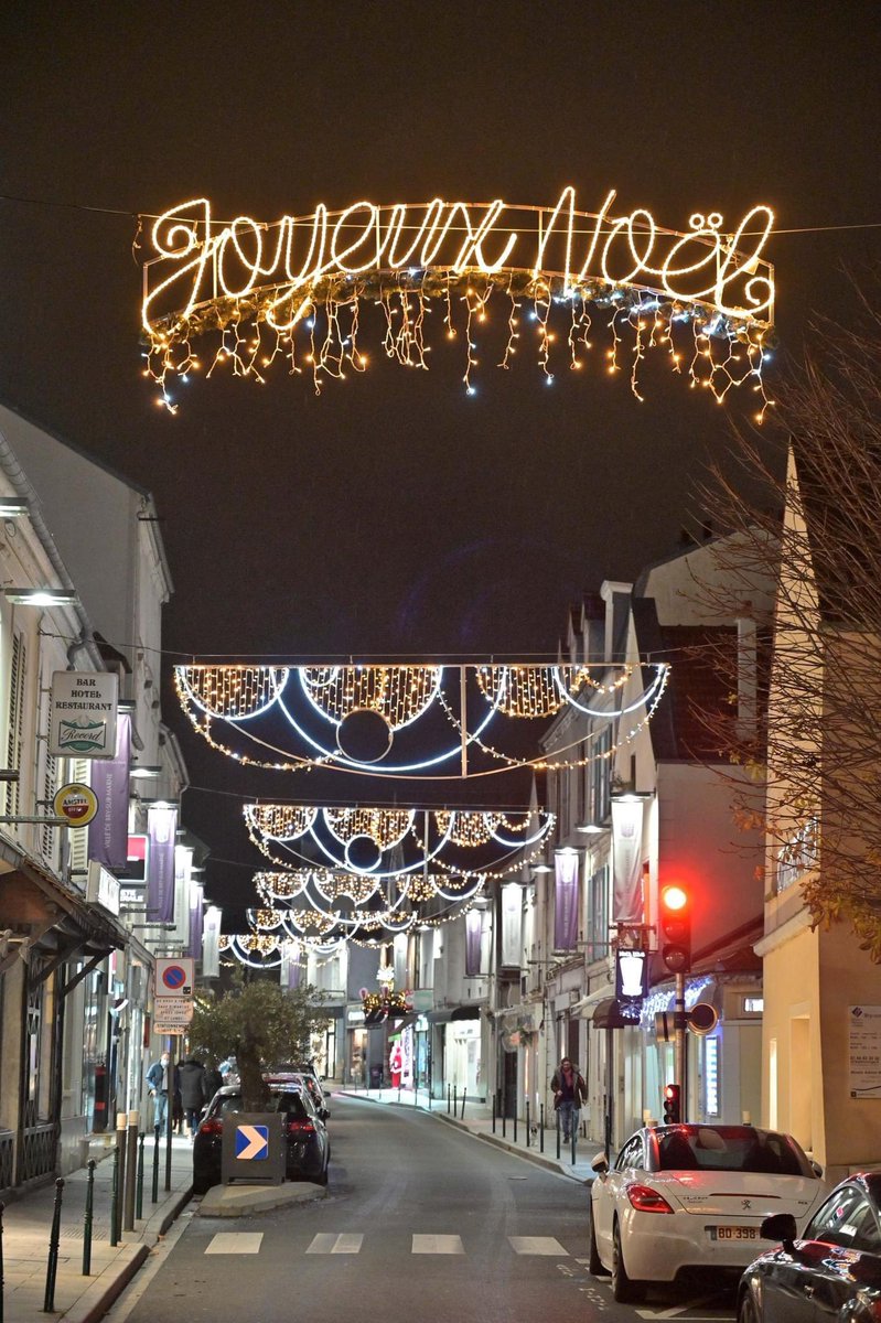 CharlesAslangul's tweet photo. Contrairement à Nantes, à Bry-sur-Marne, depuis 2020, nous avons réenracinné la ville dans nos traditions multiséculaires avec le retour de :

🎄Un sapin magistral devant la Mairie

👼🏻Une crèche de Noël sur le parvis de l’Hôtel de Ville

✨L’enseigne lumineuse « Joyeux Noël » ! https://t.co/qvfznj25Xl
