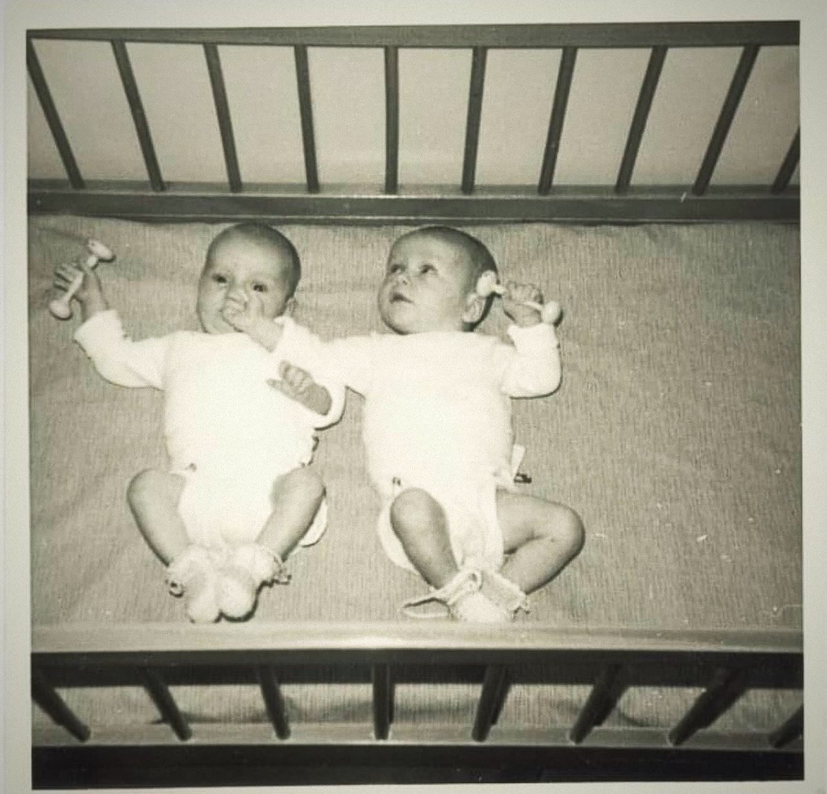 Mijn tweelingbroer en ik zijn na de geboorte gescheiden en vonden elkaar na 17 jaar weer. Wij zijn op zoek naar mensen die in 1967 bij de Raad voor de Kinderbescherming of bij het Medisch Opvoedkundig Bureau werkten. Ken jij iemand? Laat het ons weten: erikjan16@gmail.com.