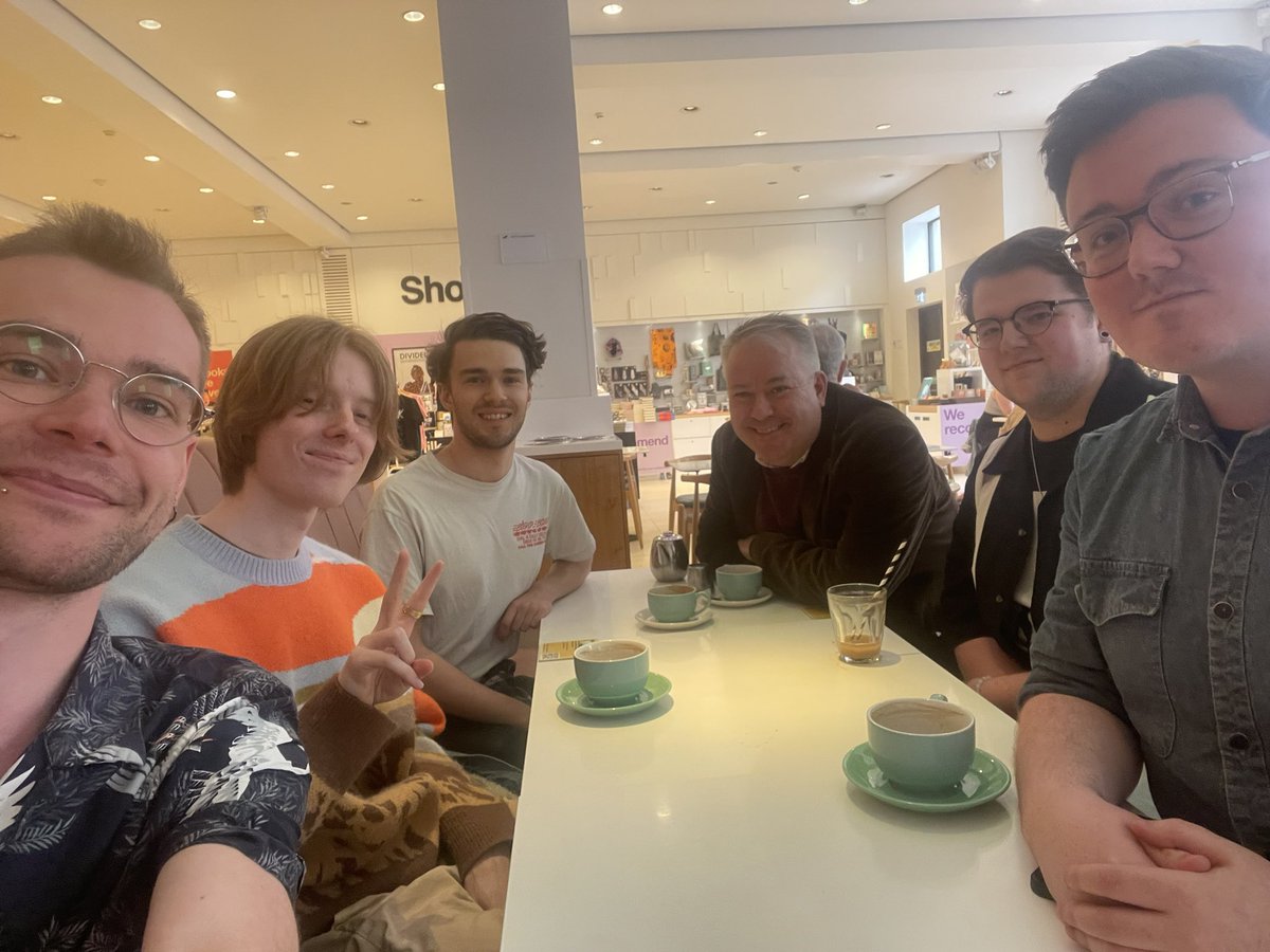 GalleryHuns's tweet photo. Hi, it’s us 👋🏻 your friendly neighbourhood meet-up group. Each month we have a variety of exhibition/cultural/social meets. 

Want to make some new friends in London? We’re always looking for new members ❤️❤️

Discord is a great place to get to know us!

https://t.co/HcpZC2kLXz https://t.co/mYNpFfVABf