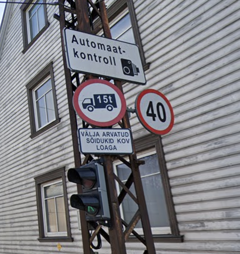 snarfurs's tweet photo. @KirssTaavi @KirssTaavi rääkimatta suurtest veokidest, mis pidevalt sõidavad mööda teed ning panevad puitmajade aknad värisema, samal ajal kui kohalikud jällegi aastaid palunud midagi ette võtta. NSV postidest kõnniteedel ei hakka isegi rääkima praegu. Tehke korda palun :) https://t.co/PD8C9oGRMB