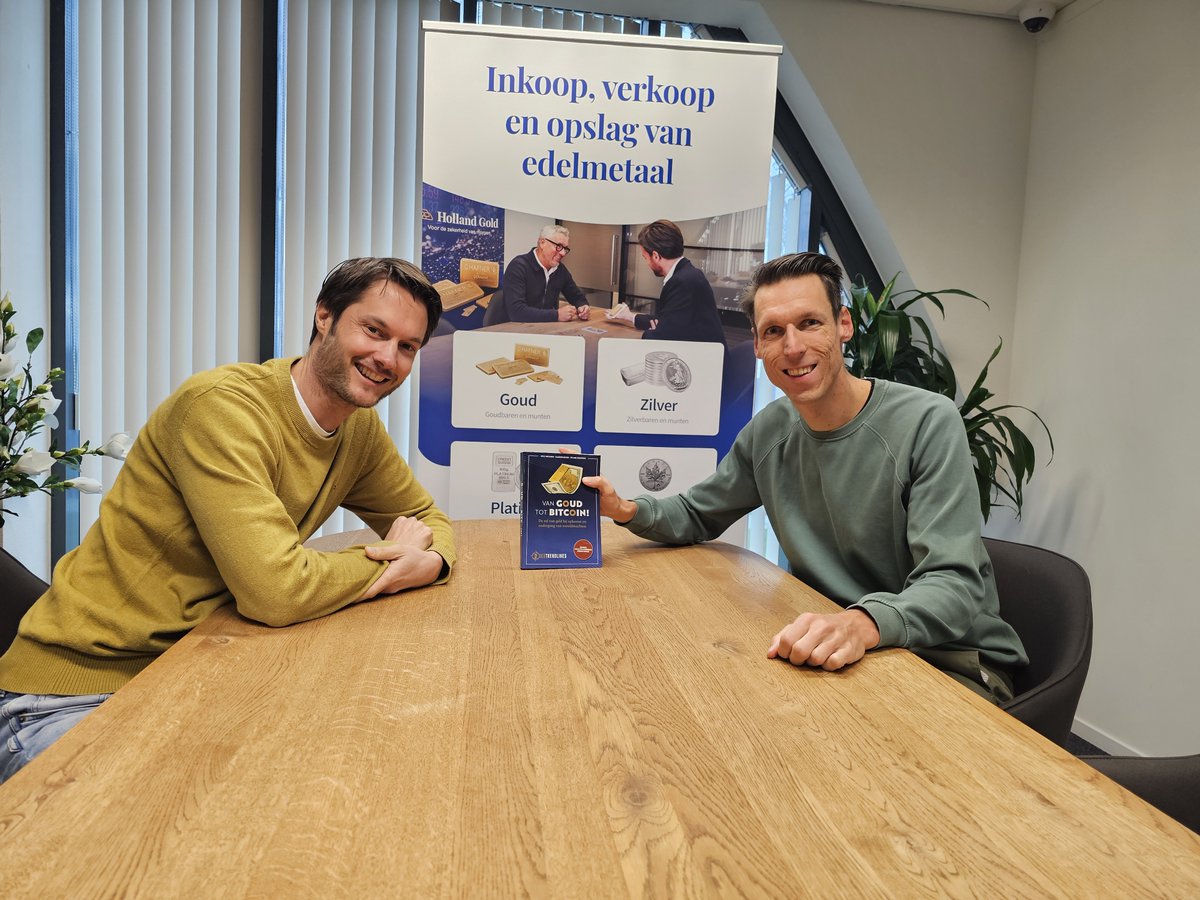 Net heeft <a href="/paulbuitink/">Paul Buitink 🎙</a> het 1e exemplaar van de 3e druk van 'Van Goud tot Bitcoin, De rol van het geld bij opkomst en ondergang van wereldmachten' van <a href="/frankknopers/">Frank Knopers</a>, <a href="/Sander_O_Boon/">Sander Boon</a> en <a href="/Mecking/">Eric Mecking</a> in ontvangst genomen.

Binnenkort podcast met de mannen!

 geotrendlines.com/nl/lp/van-goud…