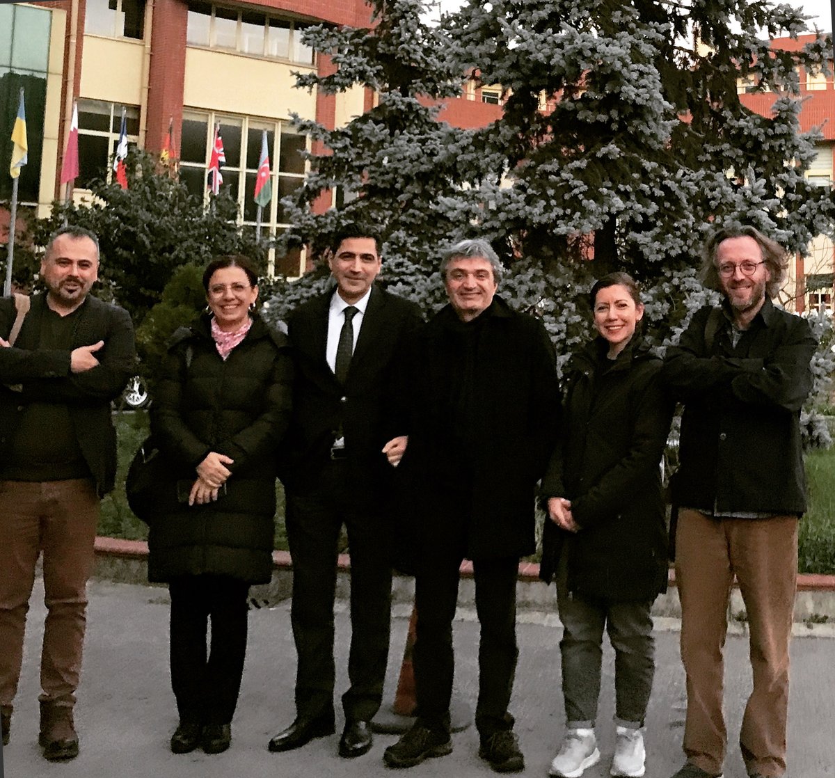 Roman Kahramanları Edebiyat Festivali organizasyon ekibi. 2022 festivalini bu keyifli kareyle bitirmiştik. Gülümsemelerimizi heyecanımızla birlikte bu yıla da taşıyoruz. Buluşmaya az kaldı! 💃📚🕺 <a href="/aherlizamanlar/">âherlizamanlar</a> <a href="/sdemirelll/">Serhat Demirel</a> @serapilhanasan <a href="/bachriye/">Bahriye Kabadayı</a>