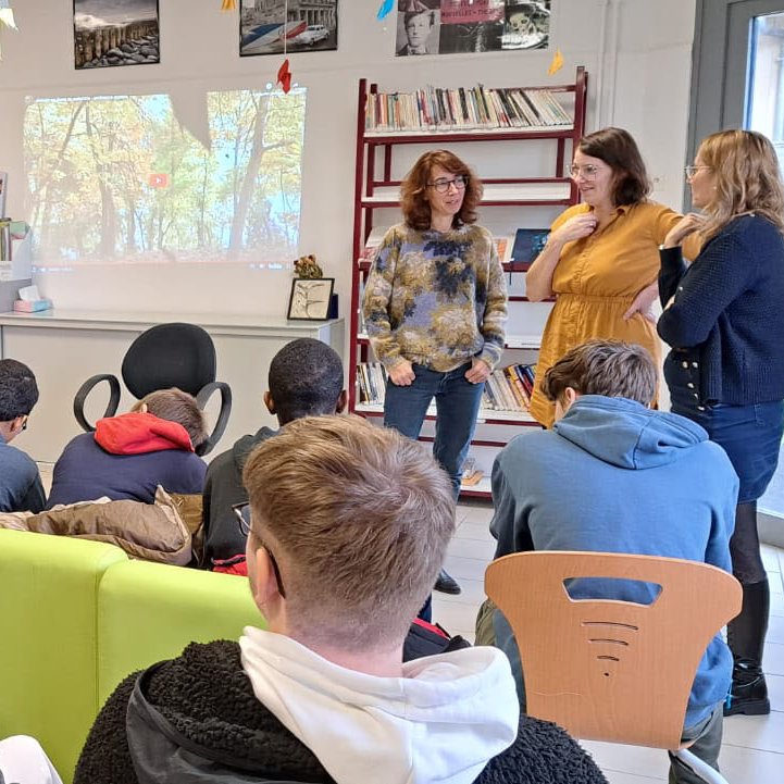 ALL_BFC's tweet photo. #LesPetitesFugues2023 // Les rencontres dans le Morvan se poursuivent pour Maud Simonnot qui était ce matin au lycée des métiers de Château-Chinon (58).
Au programme la semaine prochaine : 2 rencontres scolaires + une rencontre publique/lecture chorale à Alligny-en-Morvan (58) ! https://t.co/Dr8B9idKkh