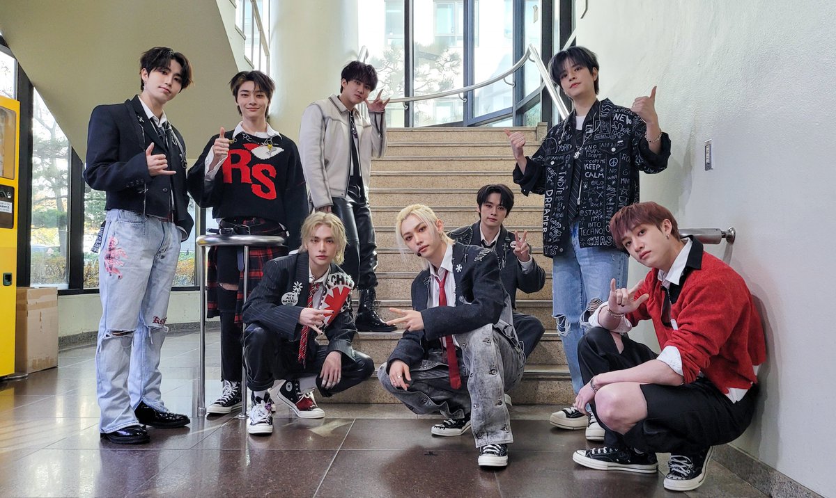 Stray_Kids's tweet photo. [스키지기]
Stray Kids "락 (樂)" 두 번째 1위 감사합니다!!🏆🏆 스테이의 사랑과 응원이 있어서 가능했어요💗 늘 고마운 스테이‼️ 내일도 가. 보. 자. 고. 가. 보. 자. 고🔥

#StrayKids #스트레이키즈
#樂_STAR #ROCK_STAR
#락 #樂 #LALALALA
#뮤직뱅크 #MusicBank
#YouMakeStrayKidsStay https://t.co/ztBjMJNgeg