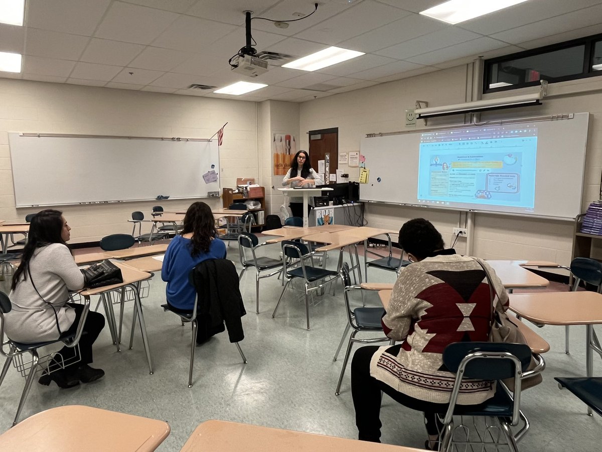 senoritapacheco's tweet photo. First THS Open House in the Books! @tauntonhstigers @Taunton_Schools https://t.co/owv5iamNLk