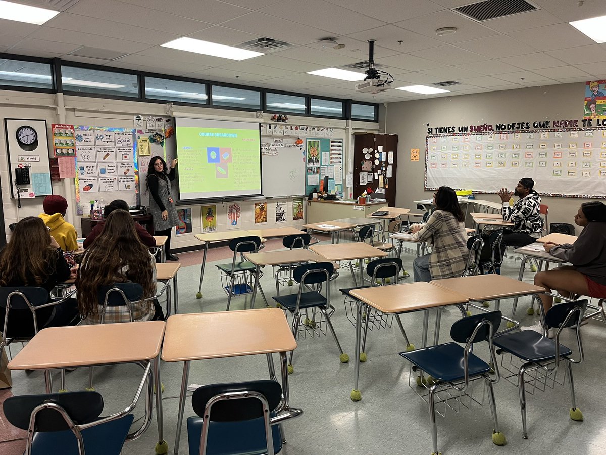 senoritapacheco's tweet photo. First THS Open House in the Books! @tauntonhstigers @Taunton_Schools https://t.co/owv5iamNLk