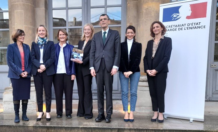 CIIVISE_contact's tweet photo. Remise officielle du rapport de la CIIVISE à @CharlotteCaubel @BCouillard33 @agnesfirmin @SabrinaRoubache

Une nouvelle étape franchie pour la commission et tous ses membres, que nous remercions pour leur travail et leur engagement de ces 3 dernières années. https://t.co/h9ZKd9b4ge