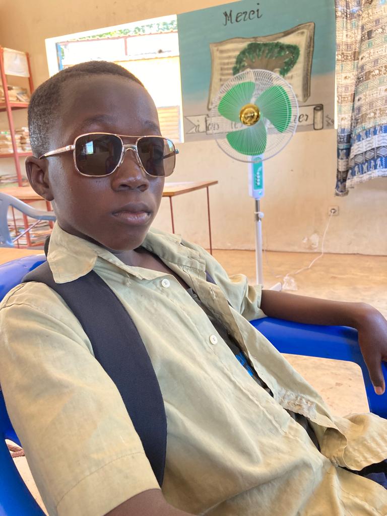 FundacionGE's tweet photo. ¡Feliz viernes desde #Senegal!
Estamos muy contentos con nuestra aventura que compartimos junto a @RutadelaLuz, @DSR_Balears y Urok Juwatt - Generation 72 🥰
Gracias a @opticalosan los habitantes de #Diembering pueden proteger sus ojos del sol🕶️

¡Una experiencia increíble!🤩 https://t.co/EZ4X5Qy02g