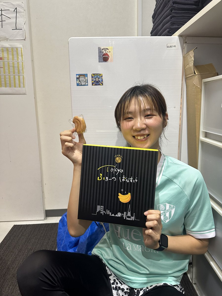 DS_yaesu's tweet photo. お疲れ様です！

今日は、プリンスがヤエチカ店に来てくださいました！👏🏻

僕は直接お会いできませんでしたが、
差し入れのお菓子をいただき、
とても幸せな気持ちになりました！

ありがとうございました！🍌🍌

#d1wgp3 
#ドクターストレッチ 
#ヤエチカ店 
#協力と競争の共存 
#ヤエチカのアイドル https://t.co/IbZODpsRIh