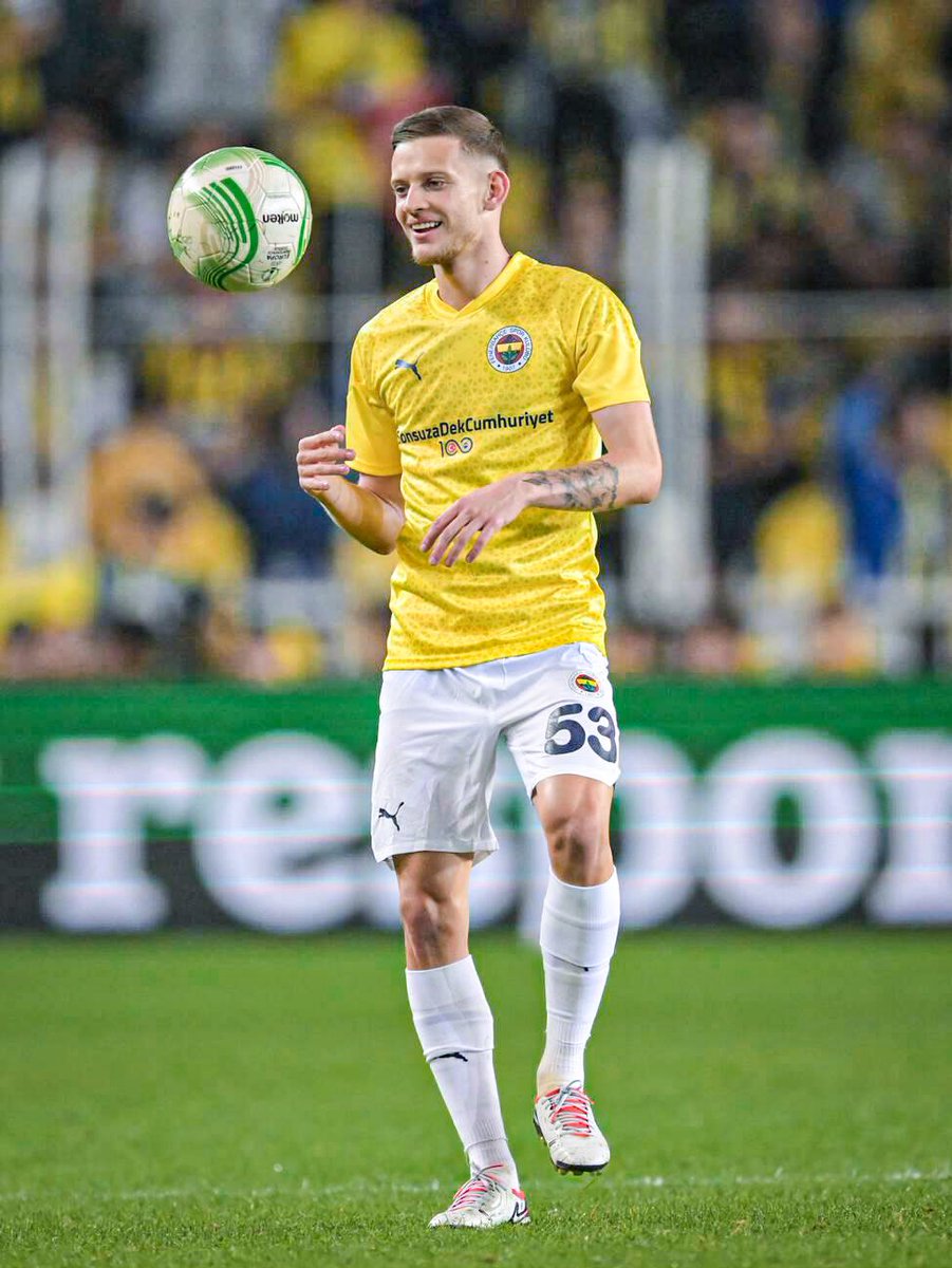 FenerKulubu's tweet photo. ๐ธ @szymanski__17 & @Ferdi_kadioglu #UECL #FBvLUD https://t.co/Jtt0cXVRaq