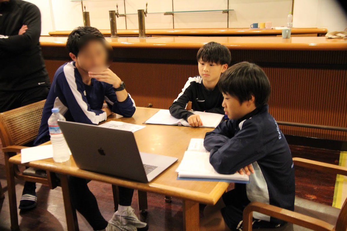 gemtyr_fc's tweet photo. 好きなことで生きていく。

現役選手と一緒に
子供も同じ環境で。

子供たちの応援もしつつ

本気で立ち上がる
コーチや現役選手の応援もしたい。

私が最後まで応援したいのは
嘘のない真っ直ぐな人。

#Leomarproject https://t.co/WLw3lSYQPp