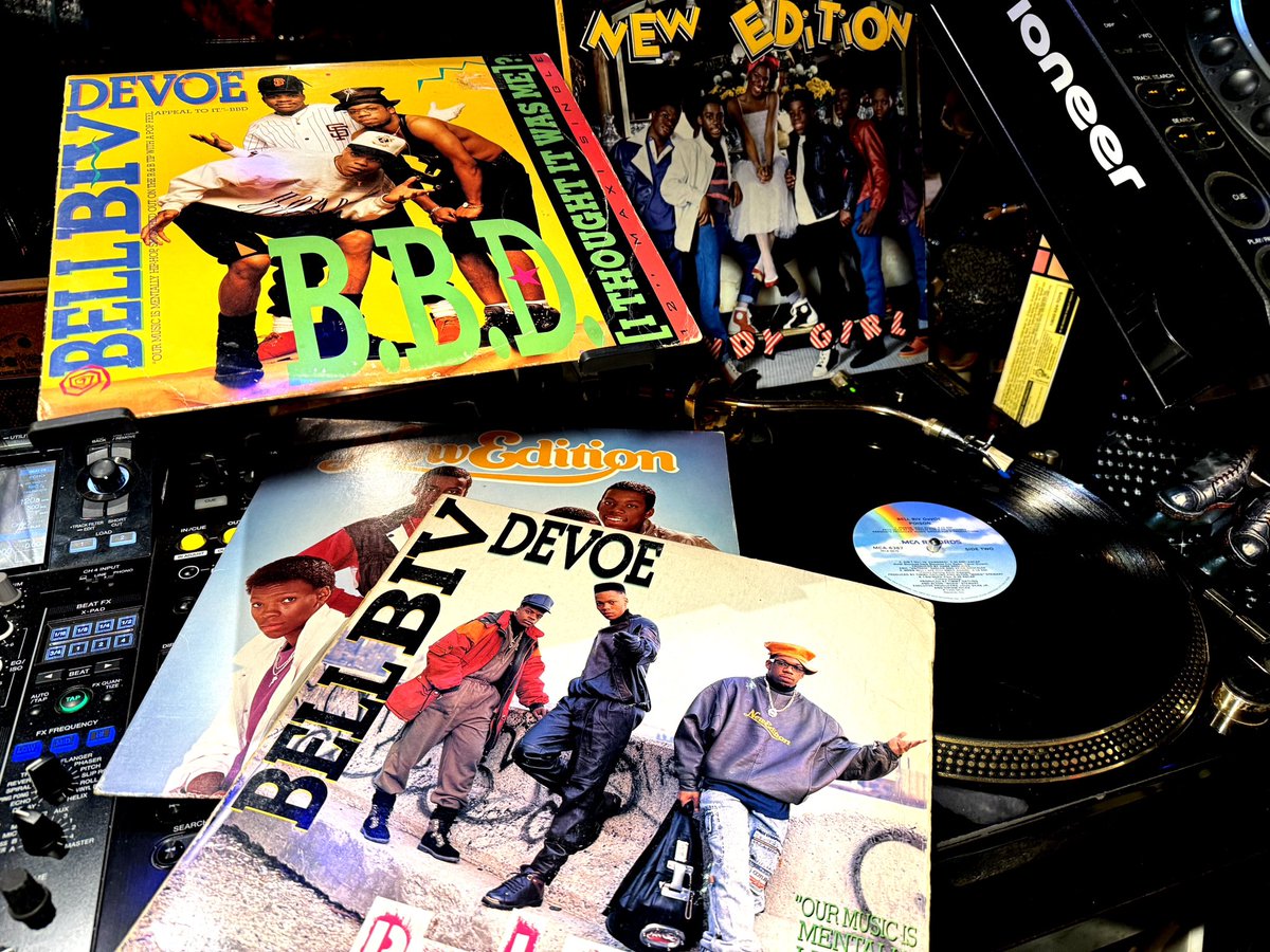 DST_DJ_Taka's tweet photo. 今日11月17日(金)はNew Edition、Bell Biv DeVoe、そしてソロ。 RnBシンガーの、Ronnie DeVoe さんが56歳の誕生日。
朝から冷たい雨、夜は暖かくお過ごしください。
B.B.D. - Poison (Remix)
https://t.co/9l2YuPB44Q
#dance #soul #Funk #musicbar #soulbar #dopesoultraxx #dst #高円寺 #DeVoe https://t.co/nJYwdDkoyR