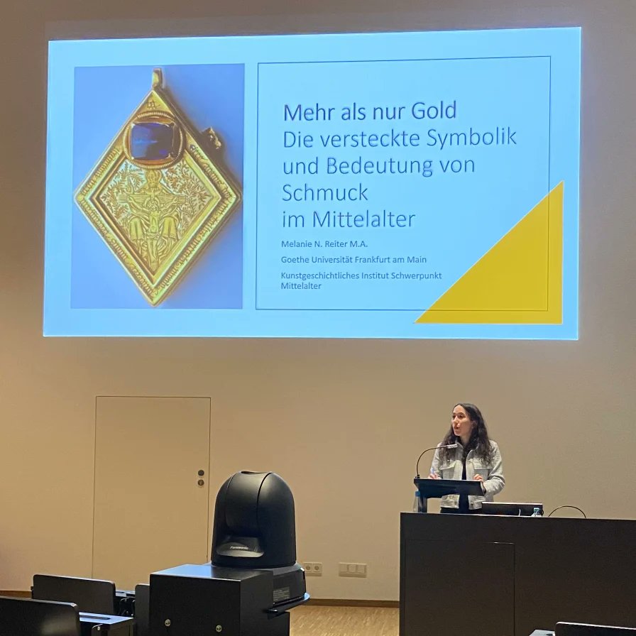 Do you know what day it is? Yes! #JewelryFriday👑 So let's talk about last week, where i had the honor to give a speech about a part of my #phd thesis: how minerals could emphasize the meaning of Jewelry💍. For example the well-known #middlehamjewel, which was possibly owned(1/4)