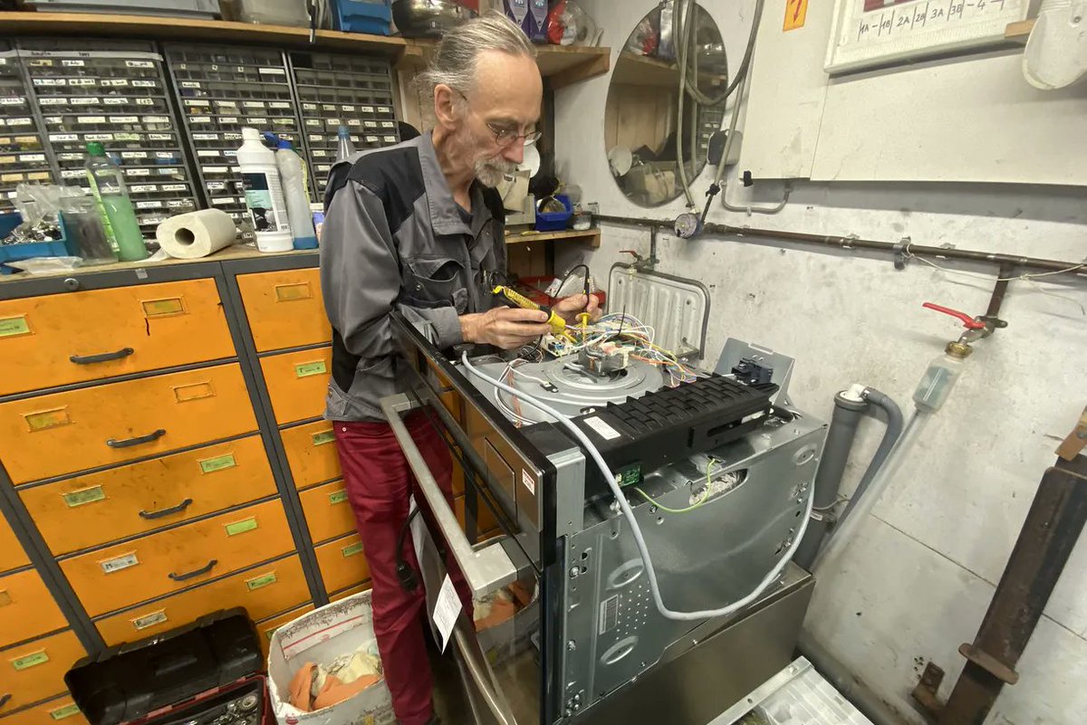 🌿🔌 Für den ökologischen Fußabdruck: Seit 40 Jahren repariert #Elektromeister Heinrich Jung in der "Blitzblume Ingelheim" #Elektrogeräte.  🛠️ Die Mehrheit der #Reparaturen ist ein voller Erfolg. 👏 <a href="/UmweltRLP/">Klimaschutzministerium RLP</a> #Nachhaltigkeit #handwerk #kmu v-h1.de/YWlD Foto: © <a href="/hwkde/">hwk</a>