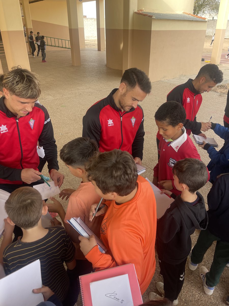 🐺🔴🔵🧑‍🏫📸

Nuestros jugadores disfrutaron de una magnífica jornada con escolares de Graciano Atienza, Virrey Morcillo, Barranco Cafetero, Jiménez de Córdoba, Giner de los Ríos y Virgen de la Caridad.

¡Vamos Lobos! 👨‍👩‍👦
#𝙏𝙪𝙉𝙤𝙨𝙃𝙖𝙘𝙚𝙨𝙈𝙚𝙟𝙤𝙧𝙚𝙨❤️💙