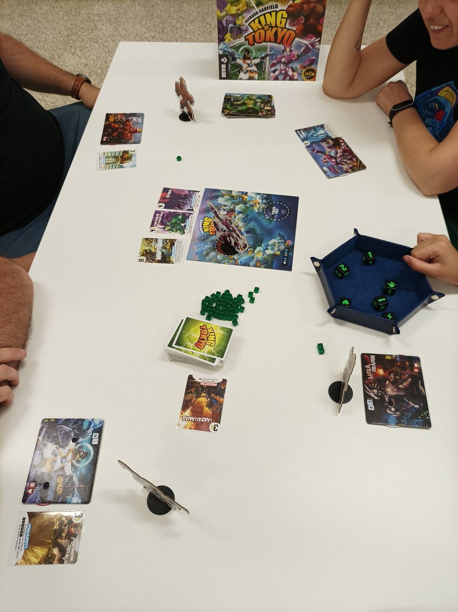 Fotos de 'Replay: juegos de mesa' que realizamos ayer en la @BiblioTenerife. Si quieres venir a jugar, estaremos el 30 de noviembre a partir de las 17:00. ¿Te animas?