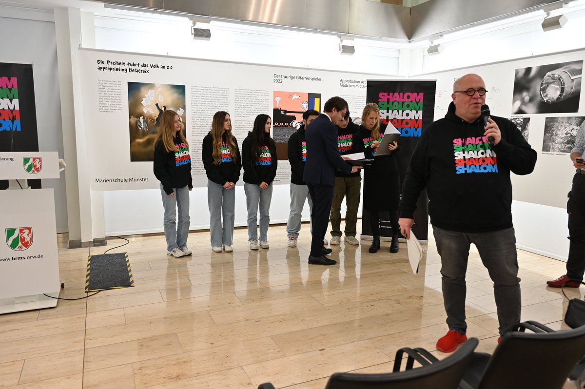 Tueckmantel's tweet photo. Gestern (16.11.2023) durfte ich zum 3. Mal die Preisverleihung unseres Schüler:innen-Wettbewerbs „#Shalom - jüdisches Leben heute!“ moderieren. Es war es noch nie so wichtig, dem #Antisemitismus etwas entgegenzusetzen. Die Pressemitteilung gibt es hier:
https://t.co/IGtO5iwGV9 https://t.co/C9SYUOP8GV