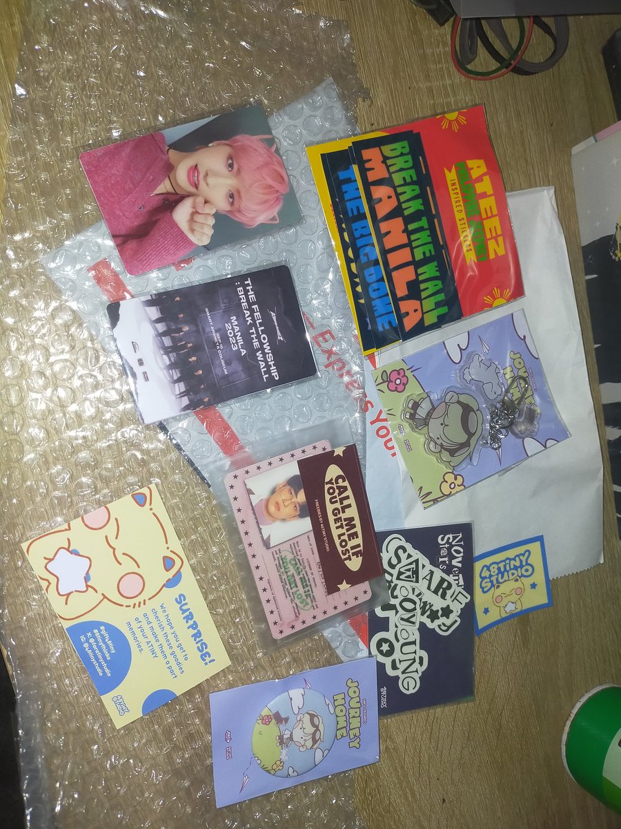 omgwatwut's tweet photo. [📦] 11.17.23
dumating na po sila sakto pa sa atiny day 🥹
ang gaganda po nila huhu may masasabit na 'kong bagong charm sa bag
thank you po sa giveaway @foratinystudio 
will treasure them po 🫶
#gift48tiny https://t.co/souclTM5rS