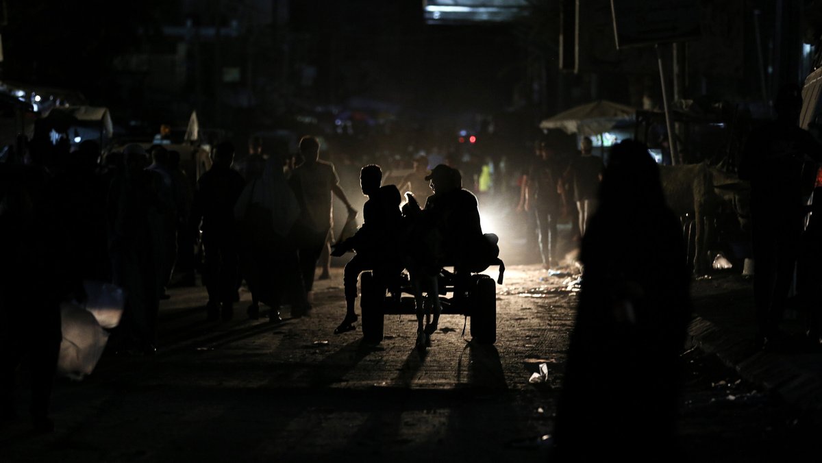 al_mukhbir's tweet photo. Gaza faces a communication blackout as fuel for generators depletes. Humanitarian operations are severely impacted, hindering vital aid efforts. Urgent attention is needed to address this dire situation.

#Gaza #HumanitarianCrisis #AidEfforts #NewsUpdate #Palestinewar #Israel https://t.co/jaMNWRL0gd