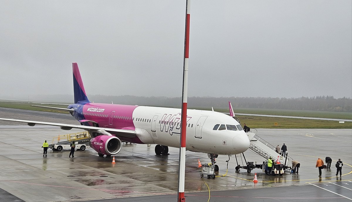 SzczecinAirport's tweet photo. Dziś pasażerom odlatującym i przylatującym na @PomZachodnie towarzyszy pochmurna i deszczowa pogoda. 🌧️
Jednak pomimo połowy listopada zimy na horyzoncie nie widać.
#LatamzeSzczecina #SZZWAW #SZZTRF #SZZSTN https://t.co/yDLFC5DZVk