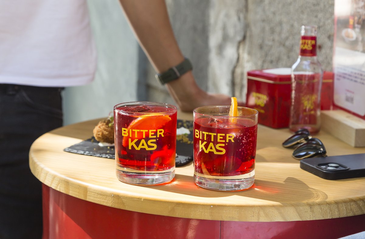 PepsiCo_ESP's tweet image. ¿El plan de fin de semana ideal?

Disfrutar de un buen #BitterKAS o #Bittermut acompañados de unas deliciosas tapas como estas, fruto de nuestra colaboración con @timeout. 

Porque lo bueno, nunca pasa de moda. 😉

#OldisCool