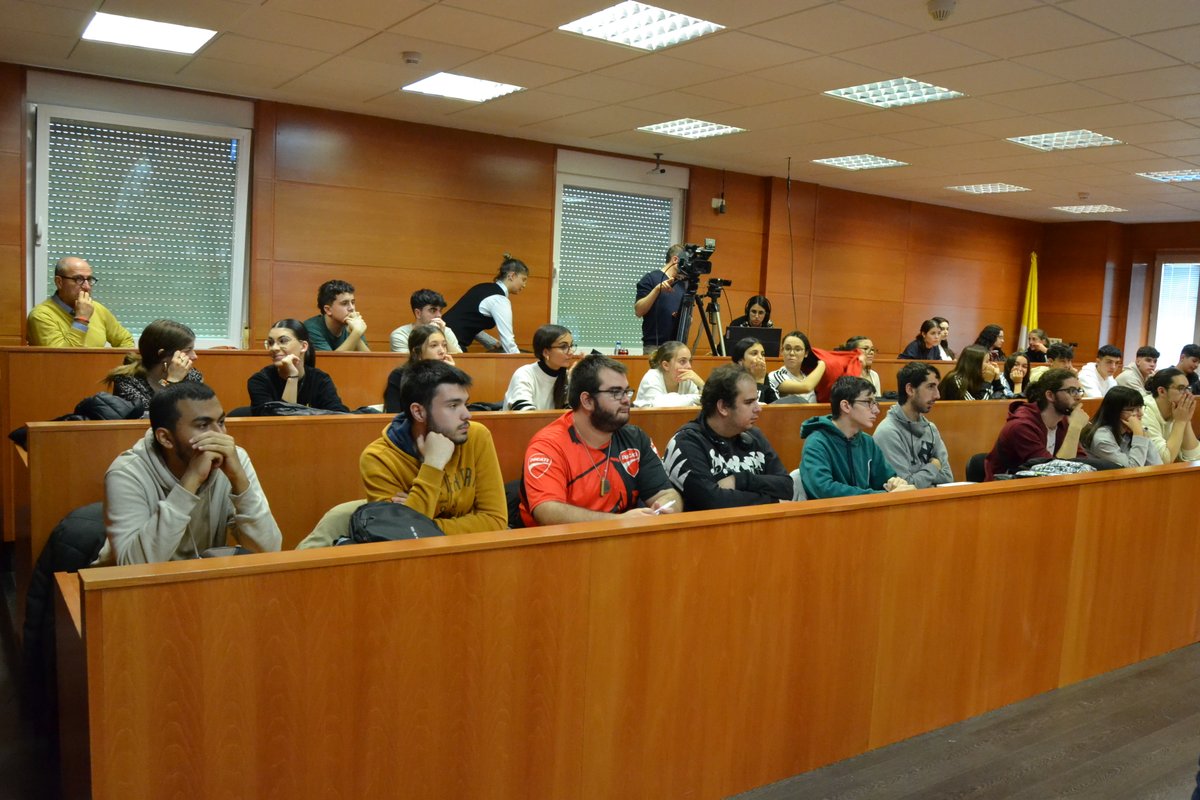 ucav_divulga's tweet photo. 🕵🏼 Los alumnos de @MilagrosaNieves y @ElDioce han asistido a la conferencia "Protección europea del Patrimonio Inmaterial: presentación del proyecto MEDITELLER", impartida por Dña. María Elisa Núñez y el Dr. David Sánchez, del grupo de investigación @tehipacd de la @UCAVILA_. https://t.co/rGeak3vdAh