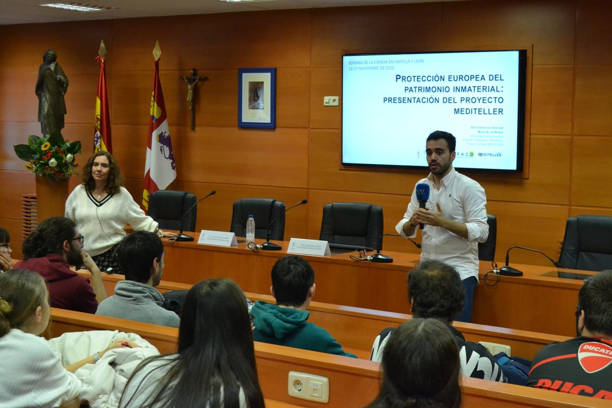ucav_divulga's tweet photo. 🕵🏼 Los alumnos de @MilagrosaNieves y @ElDioce han asistido a la conferencia "Protección europea del Patrimonio Inmaterial: presentación del proyecto MEDITELLER", impartida por Dña. María Elisa Núñez y el Dr. David Sánchez, del grupo de investigación @tehipacd de la @UCAVILA_. https://t.co/rGeak3vdAh