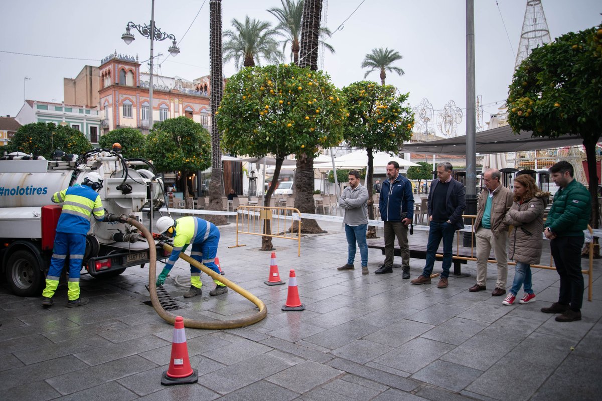 aqualia's tweet image. 😱 Más de 30.000kg de residuos extraídos tras la limpieza de #alcantarillas y redes de saneamiento de #Mérida. Un trabajo fundamental para prevenir encharcamientos e inundaciones, que hoy ha podido conocer de primera mano Silvia Fernández, la concejala delegada de Medio Ambiente